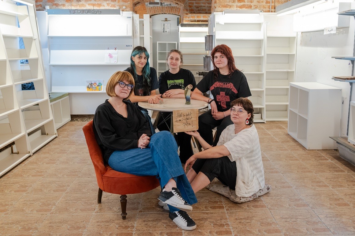 Echipa librăriei La Două Bufnițe în spațiul librăriei